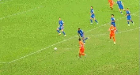 马纳法疑似禁区内手球，你认为这个动作该判点吗？